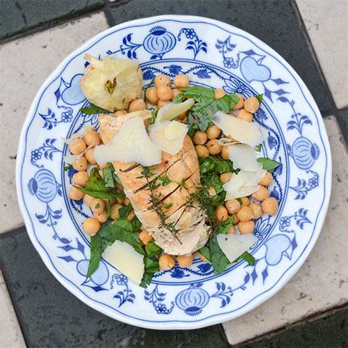 Gebratene Hühnerbrust mit Kichererbsen, Pecorino und Liebstöckel