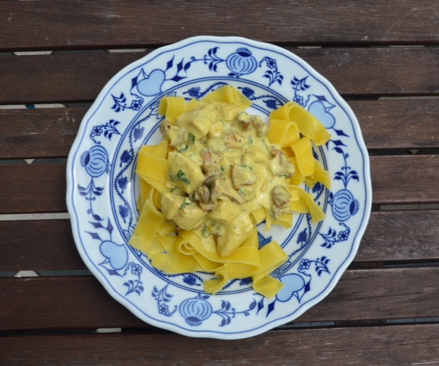 Hühnerfiletstücke und Eierschwammerl à la Creme con tagliatelle