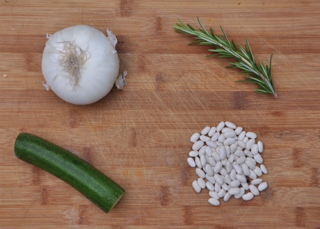 Weiße Zwiebel mit weißen Bohnen und Zucchini