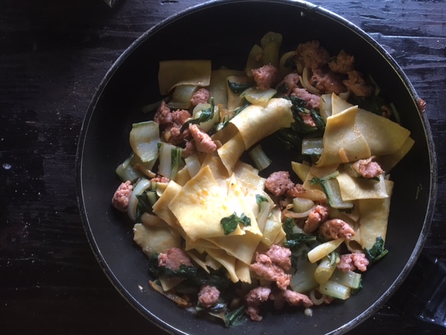 Selbstgemachte Pasta mit Salsiccia und Mangold