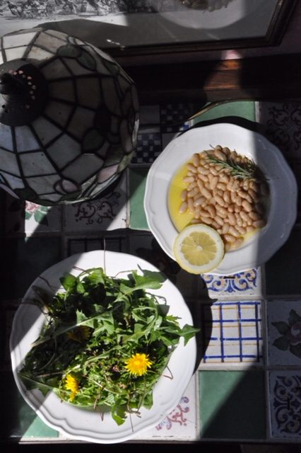 Löwenzahnsalat und weiße Bohnen